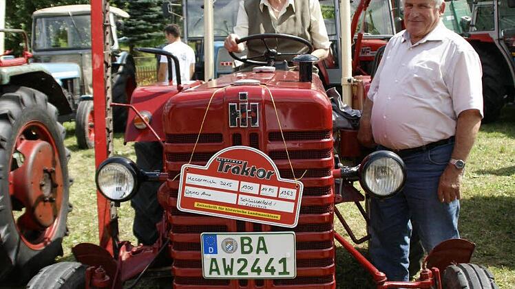 Anna und Peter  Werner kamen aus Schlüsselfeld nach Lembach  mit ihrem McCormick. Mit dem Traktor aus dem Baujahr 1963 bewältigten sie die weiteste Anreise zum Bulldogtreffen im kleinen  Eltmanner Stadtteil.