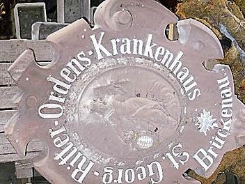 Kurz vor dem Transport: Im August wurde der Wappenstein vom Bauhof ausgelagert, und zwar in eine Lagerhalle der Stadtwerke.   Foto: privat