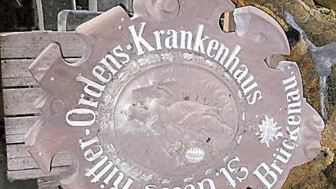 Kurz vor dem Transport: Im August wurde der Wappenstein vom Bauhof ausgelagert, und zwar in eine Lagerhalle der Stadtwerke.   Foto: privat