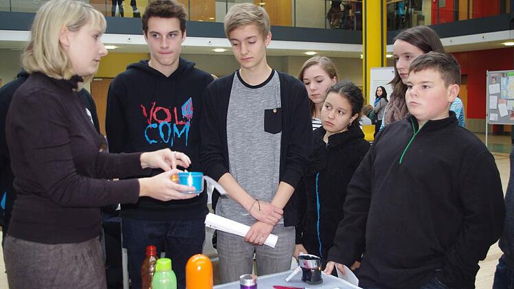 Projektkoordinatorin Linda Rebhan (links) zeigte auf, welche Bedeutung Kunststoff im Alltag hat und welche Vielfalt er besitzt. Mit im Bild sind (rechts) Nico Remmert-Hartan sowie (3. v.l.) Alexander Ketterer.