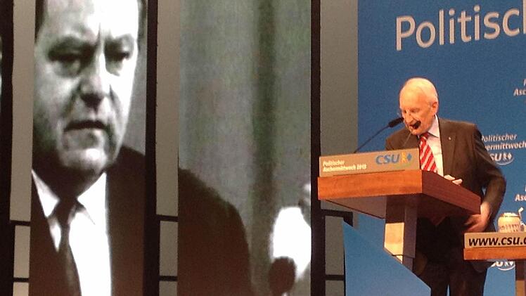 Edmund Stoiber hält seine Rede Nr. 16 in Passau. Nur einer hat diese Zahl getoppt. Natürlich FJS.