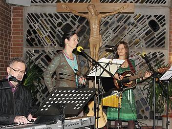 Ali Lunk (Keyboard, von links), Ute Fischer-Petersohn (Gitarre, Gesang), Alexandra Förtsch (Gesang, Gitarre) und Werner Suchy (nicht im Bild,Gitarre) hielten die Besucher ihres Konzerts in der Johanneskirche musikalisch zum Innehalten an.  Foto: Carina Kühnlein