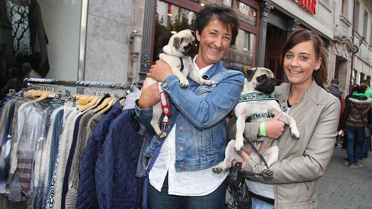 Ulrike Wolf und Tamara Wolf haben ihre beiden Möpse Bella und Snoopy zum Einkaufsbummel mitgenommen.