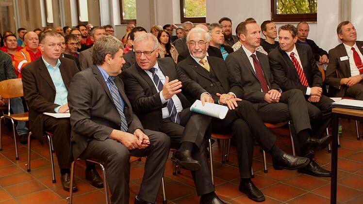 Blick in die Reihen der Festversammlung mit den Mitarbeitern und den Gästen (vordere Reihe von links); Werkleiter Josef Scheller, Staatssekretär Johannes Hintersberger, Regierungspräsident Paul Beinhofer, Bürgermeister Michael Ziegler, Günther Gaag und Michael Loibersbeck. Foto: Günther Geiling
