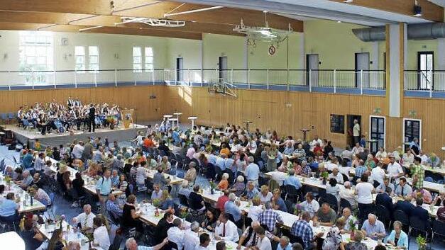Proppenenvoll war die Abtenberghalle bei der Geburtstagsfeier für Bürgermeister Bruno Kellner. Foto: nr