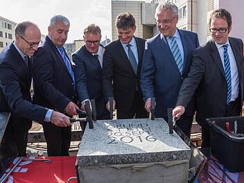 Heinrich Iro, Ludwig Spaenle, Raymund Horch, Joachim Hornegger, Joachim Herrmann und Florian Janik (v. l.) f&uuml;hrten die symbolischen Hammerschl&auml;ge auf den Grundstein aus. Foto: Uni-Klinikum Erlangen