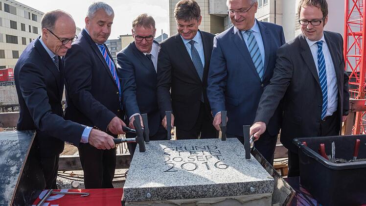 Heinrich Iro, Ludwig Spaenle, Raymund Horch, Joachim Hornegger, Joachim Herrmann und Florian Janik (v. l.) f&uuml;hrten die symbolischen Hammerschl&auml;ge auf den Grundstein aus. Foto: Uni-Klinikum Erlangen
