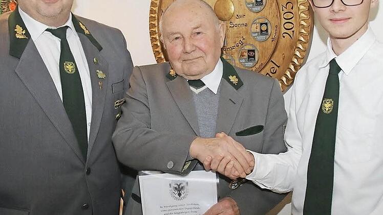 Oberschützenmeister Dennis Stang (links) und Schützenmeister Udo Stricker ernennen Hans Weigelt (Mitte) zum Ehrenmitglied.  Foto: Michael Stelzner