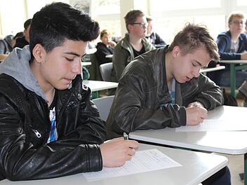 Auf dem Fragebogen notierten sich die Sch&uuml;ler Wissenswertes &uuml;ber Berufe bei Prysmian. Foto: Manja von Nida