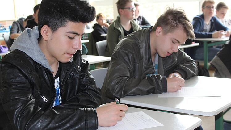 Auf dem Fragebogen notierten sich die Sch&uuml;ler Wissenswertes &uuml;ber Berufe bei Prysmian. Foto: Manja von Nida