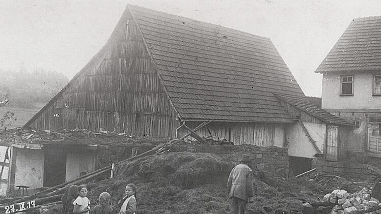 Gerwin Kellermann berichtet in der Ortschronik, dass vier Wohnhäuser und sechs Scheunen von den Flammen zerstört wurden.  475 Jahre Wildflecken, Seite 58