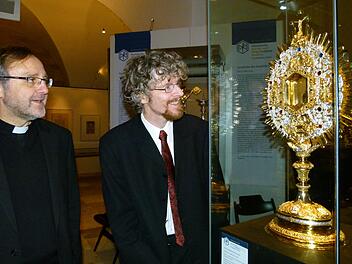 Domkapitular Norbert Jung (links) und Museumschef Holger Kempkensmit einer Strahlenmonstranz um 1780, die die Sodalität heute noch inGebrauch hat. Fotos: Marion Krüger-Hundrup