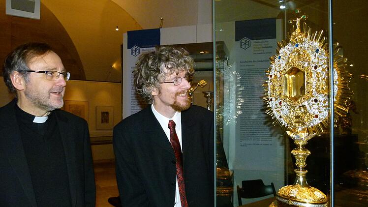 Domkapitular Norbert Jung (links) und Museumschef Holger Kempkensmit einer Strahlenmonstranz um 1780, die die Sodalität heute noch inGebrauch hat. Fotos: Marion Krüger-Hundrup