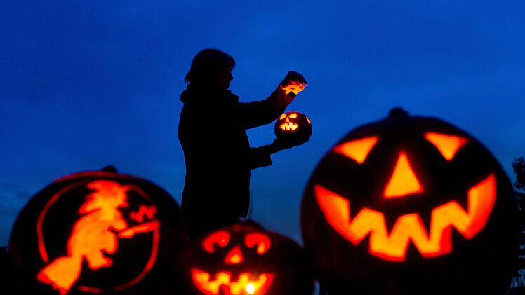 Geschnitzte Kürbisse mit Kerzen deuten darauf hin: Es ist Halloween!Foto: Patrick Pleul/ZB/dpa