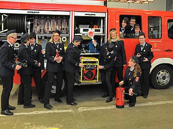 Die Frauen packen im Feuerwehrhaus vor einem LF 8/6 an.  Foto: Karl Heinz Wirth