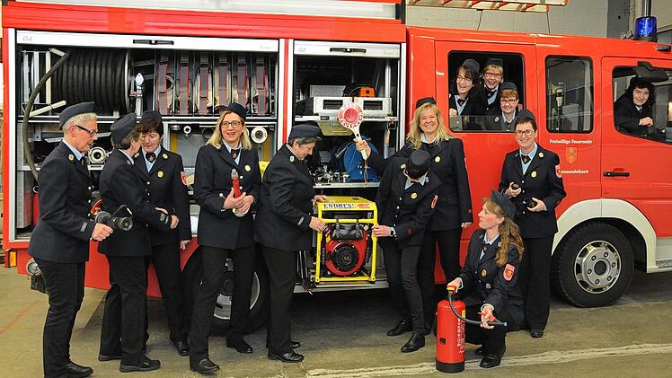Die Frauen packen im Feuerwehrhaus vor einem LF 8/6 an.  Foto: Karl Heinz Wirth