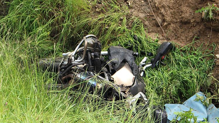 Ein 59-j&auml;hriger Motorradfahrer raste bei Bayreuth mit seinem Motorrad eine B&ouml;schung runter und st&uuml;rzte. Er musste anschlie&szlig;end in ein Krankenhaus gebracht werden. Symbolfoto: NEWS5 / Holzheimer