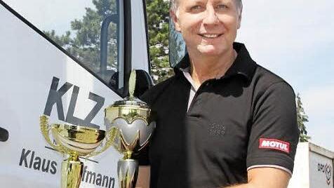 Stolz präsentiert Klaus Hoffmann die Pokale, der er als Gesamt-Tourenwagensieger und Erster im Homburger Bergrennen geholt hat. Foto: Ludwig