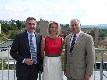 Klinikum-Geschäftsführer Mario Bahmann (rechts) hieß Stefan Piltz und dessen Ehefrau Petra offiziell willkommen. Foto: Ulrike Nauer