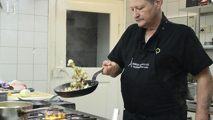 Spitzenkoch: Ewald Hupp in seinem Element. Foto: Gerd Schaar