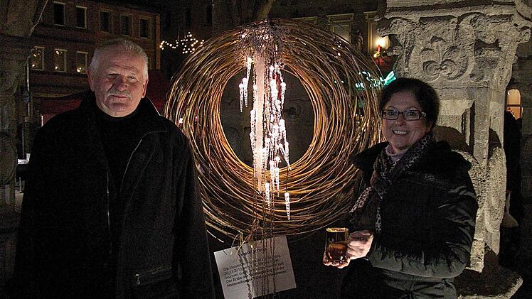 Für einen guten Zweck versteigert: Der Kranz ging an Ruth Schubert, neben ihr Hans-Joachim Krüger vom Lions-Club. Foto: Gerd Schaar