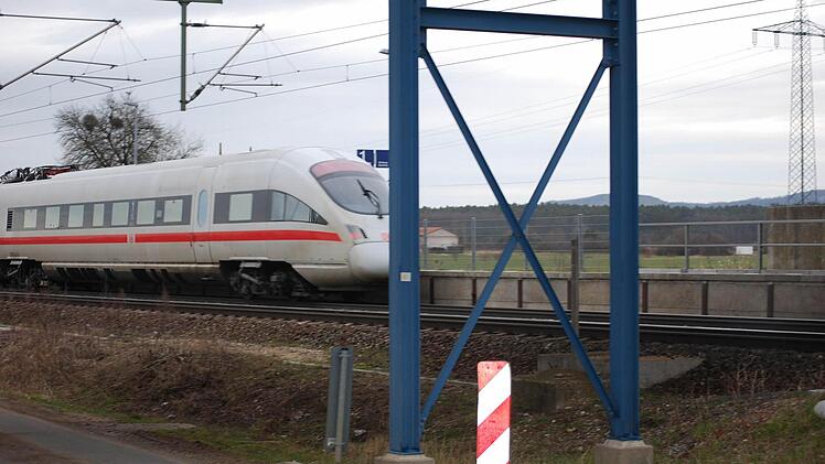 Ein ICE fährt an Kersbach vorbei. Foto: Josef Hofbauer