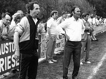Trainer Lorenz Richter (links) führte den SV Friesen 1988 erstmals in der Vereinsgeschichte in die Fußball-Bezirksliga und hier auf Platz 5. Mit im Bild Spielleiter Gottfried Dauer (vorne rechts) Foto: privat