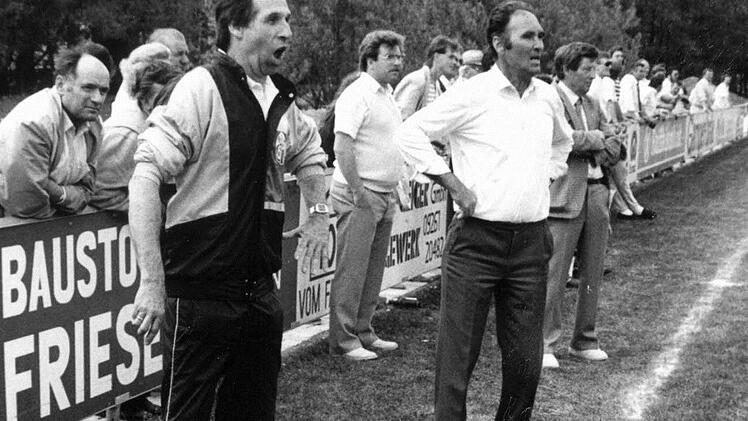 Trainer Lorenz Richter (links) führte den SV Friesen 1988 erstmals in der Vereinsgeschichte in die Fußball-Bezirksliga und hier auf Platz 5. Mit im Bild Spielleiter Gottfried Dauer (vorne rechts) Foto: privat