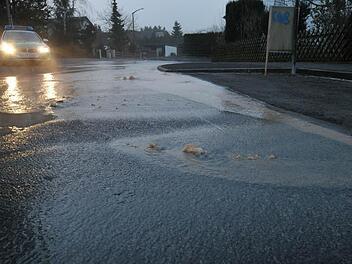 Das Wasser sprudelte aus der Straße.  Foto: Roland Meister