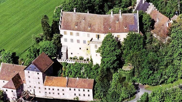 Schloss Aschach und die historischen Museen aus der Luft. Foto: privat