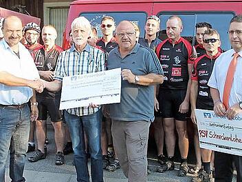 Bevor die Radsporteams von Team Neubrand und RSV Schneckenlohe auf die 1448 Kilometer lange Fahrt nach Rom starteten, überreichte Bürgermeister Knut Morgenroth an Uwe Rendigs und Hartmut Bohl (von links)von der Stiftung für krebskranke Kinder Coburg eine Spende von 2750 Euro, die von Frank Schneider (rechts) im Auftrag der VR Bank Coburg um 250 Euro aufgestockt wurde. Fotos: Herbert Fischer