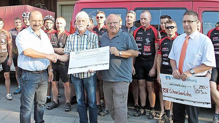 Bevor die Radsporteams von Team Neubrand und RSV Schneckenlohe auf die 1448 Kilometer lange Fahrt nach Rom starteten, überreichte Bürgermeister Knut Morgenroth an Uwe Rendigs und Hartmut Bohl (von links)von der Stiftung für krebskranke Kinder Coburg eine Spende von 2750 Euro, die von Frank Schneider (rechts) im Auftrag der VR Bank Coburg um 250 Euro aufgestockt wurde. Fotos: Herbert Fischer