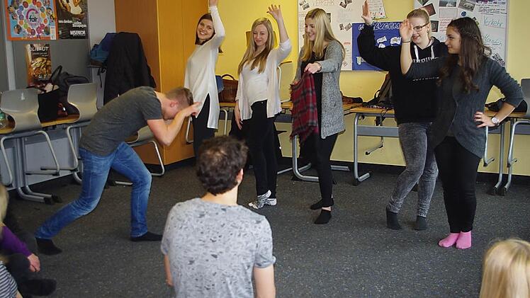 Beim französischen Theater-Workshop stellten die Schüler einen Stierkampf nach. Foto: Heike Schülein