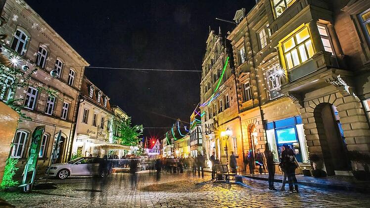 "Kronach leuchtet" lud viele Besucher zum abendlichen flanieren durch die Altstadt ein. In den zehn Tagen kamen insgesamt knapp 100 000 Leute, um sich die Lichtinstallationen anzuschauen. Foto: Hendrik Steffens