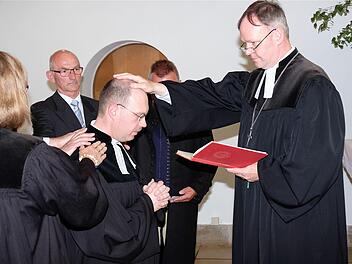 Den Segen erteilte Dekan Till Roth (rechts) dem neuen Pfarrer Thomas Kohl. Foto: Gerd Schaar