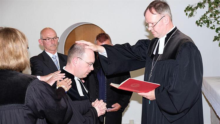 Den Segen erteilte Dekan Till Roth (rechts) dem neuen Pfarrer Thomas Kohl. Foto: Gerd Schaar