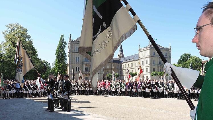 Formation während der Kranzniederlegung an den Arkaden. Foto: Christoph Winter