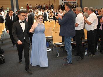 Zu den Klängen der Champions-League-Hymne zogen die "Champions" vom Gymnasium Burgkunstadt in die Obermainhalle. Die Besucher der Abiturfeier spendeten reichlich Applaus.  Foto: Stephan Stöckel