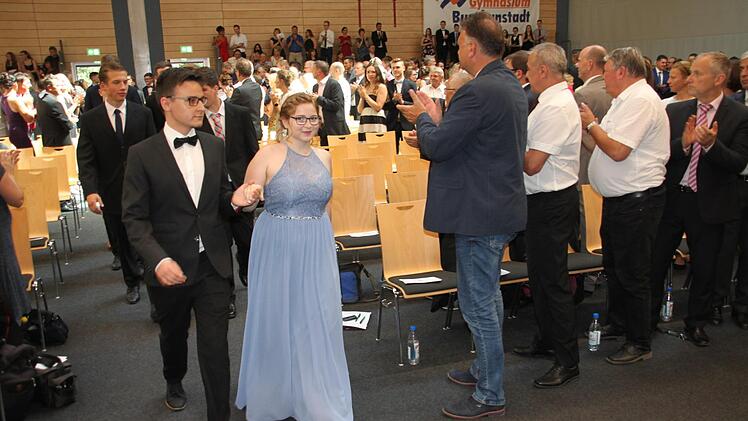 Zu den Klängen der Champions-League-Hymne zogen die "Champions" vom Gymnasium Burgkunstadt in die Obermainhalle. Die Besucher der Abiturfeier spendeten reichlich Applaus.  Foto: Stephan Stöckel