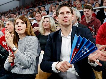 Gebannter Blick: Der neue Geschäftsführer Arne Dirks (rechts) fiebert beim Spiel gegen Bayreuth mit dem Brose-Team mit.  Foto: Daniel Löb