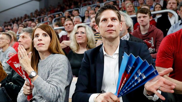 Gebannter Blick: Der neue Geschäftsführer Arne Dirks (rechts) fiebert beim Spiel gegen Bayreuth mit dem Brose-Team mit.  Foto: Daniel Löb