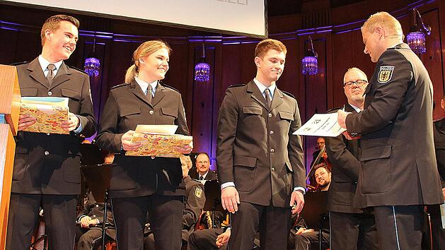 Die drei besten Lehrgangsabsolventen Tim Eberhardt, Luisa Köhler und Robin Braun wurden von Polizeidirektor Ralf Weigand (rechts) ausgezeichnet und zu Polizeimeistern ernannt.  Fotos: Dieter Britz