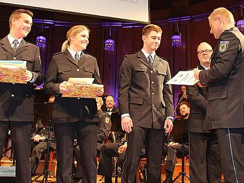 Die drei besten Lehrgangsabsolventen Tim Eberhardt, Luisa Köhler und Robin Braun wurden von Polizeidirektor Ralf Weigand (rechts) ausgezeichnet und zu Polizeimeistern ernannt.  Fotos: Dieter Britz