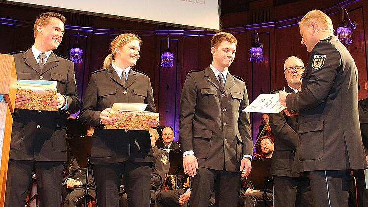 Die drei besten Lehrgangsabsolventen Tim Eberhardt, Luisa Köhler und Robin Braun wurden von Polizeidirektor Ralf Weigand (rechts) ausgezeichnet und zu Polizeimeistern ernannt.  Fotos: Dieter Britz