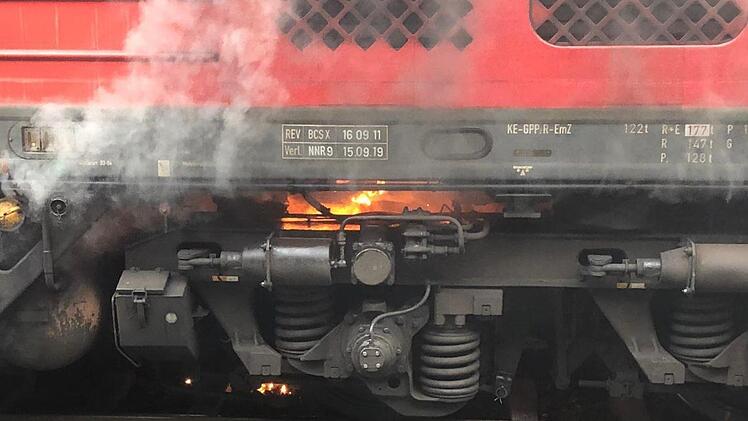 An der Diesellokomotive waren Bremsen in Brand geraten. Der Herzogenauracher Ulrich Wirth  bekam den Einsatz mit: "Schon in der Unterführung roch man das Feuer". Foto: Ulrich Wirth