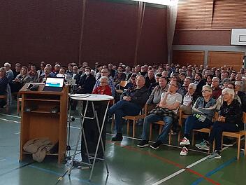 Auf großes Interesse stieß das Projekt Ein "Supermarkt für Elfershausen" in der Schwedenberghalle. tanteenso-Geschäftsführer, Thorsten Bausch (l.) informierte Über die Modalitäten undging auf Fragen des Publikums ein.