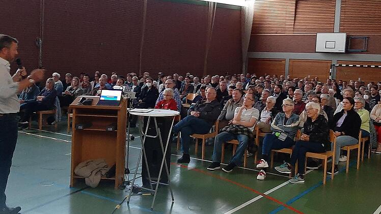 Auf großes Interesse stieß das Projekt Ein "Supermarkt für Elfershausen" in der Schwedenberghalle. tanteenso-Geschäftsführer, Thorsten Bausch (l.) informierte Über die Modalitäten undging auf Fragen des Publikums ein.