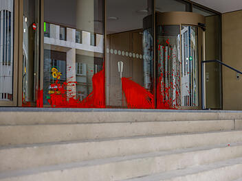 Fürther Amtsgericht mit Farbe beschmiert
