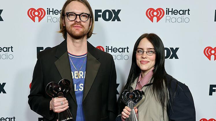 Finneas O'Connell ist nicht nur Billies Bruder und engster Vertrauter, sondern auch ihr musikalischer Partner. Gemeinsam kreieren sie Hits und feiern weltweit Erfolge.