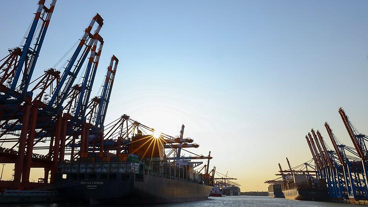 Containerumschlag im Hafen Hamburg